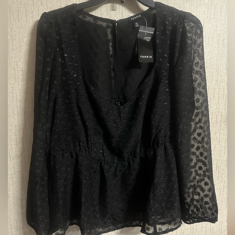 TORRID CHIFFON PUFF SLEEVE PEPLUM TOP: BLACK WITH HEARTS: NWT: SZ 00 (M/L)
